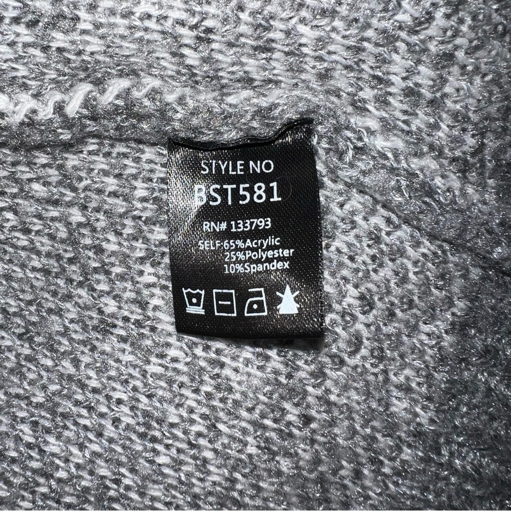 POL | Gray Polka Dot Sweater - Medium - Picture 11 of 11